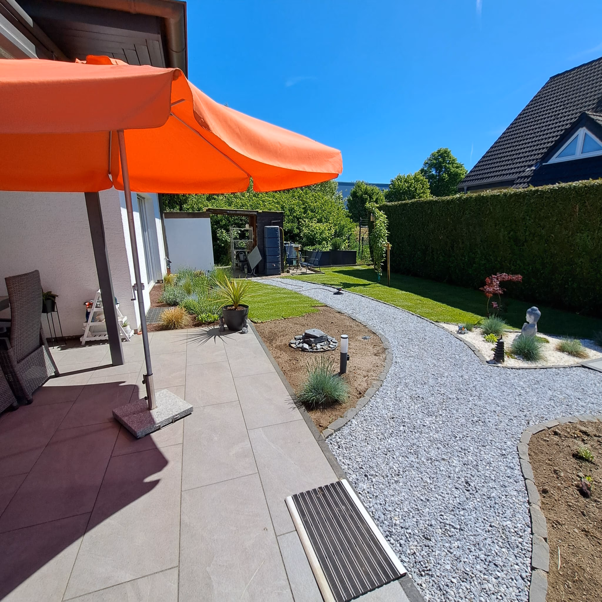 Moderner Gartenzaun als Sichtschutz im Garten