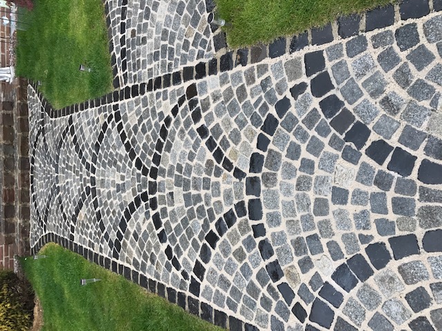 Pflasterarbeiten mit Terrasse und Gartenwegen im Außenbereich
