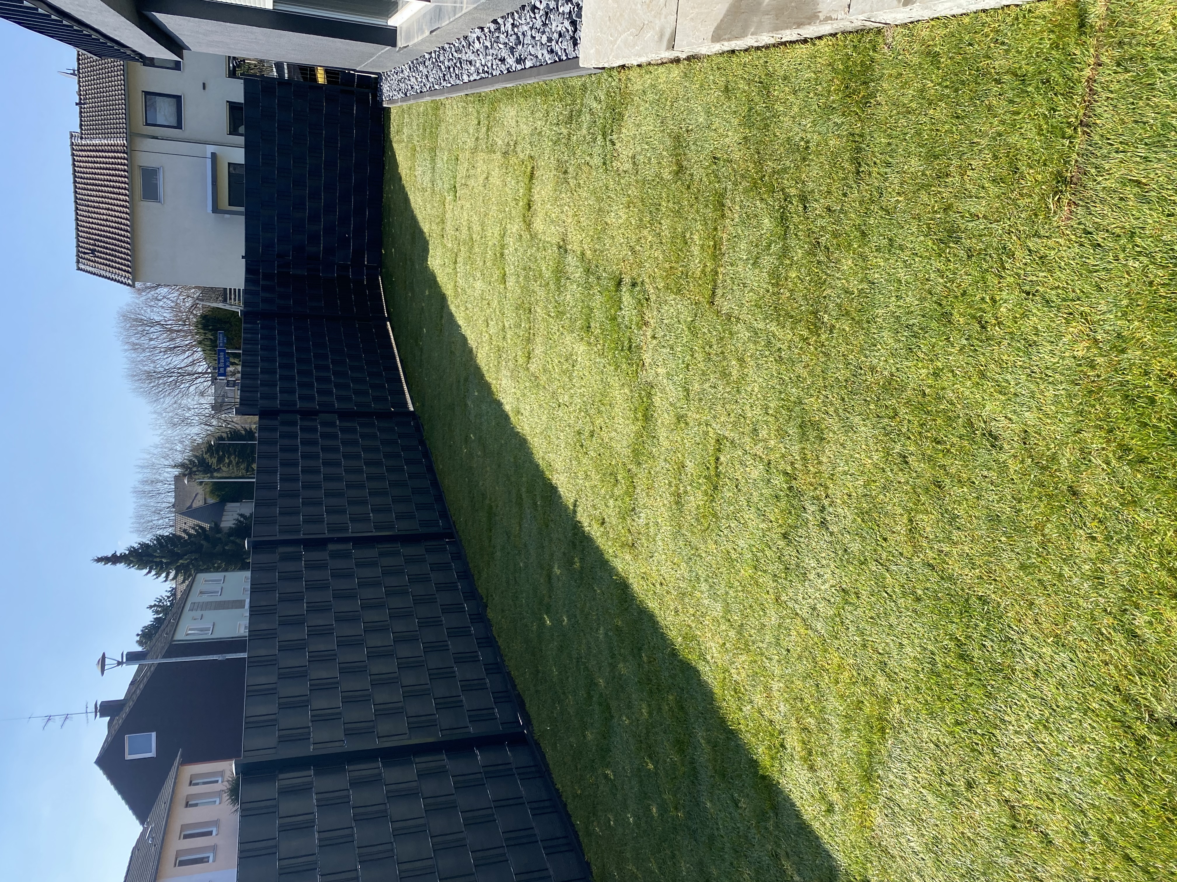 Moderner Gartenzaun als Sichtschutz im Garten